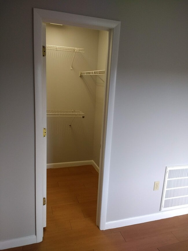 Walk in closet - 1600 Park Cir