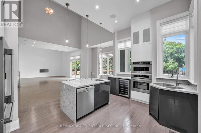 Building Photo - 1233 Lorne Park Rd