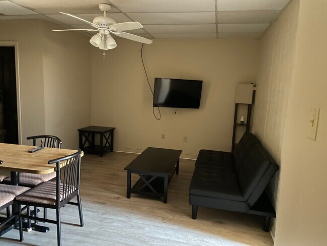 Comedor y sala de estar - 105 W Main St