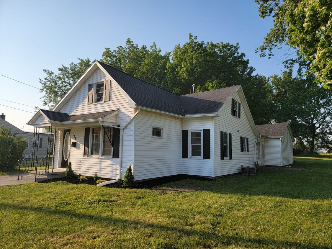 Primary Photo - 136 E Edwards