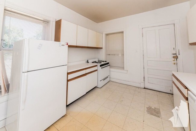 Building Photo - 3 bedroom in Chicago IL 60614