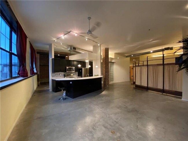 Building Photo - 376 Nelson St SW