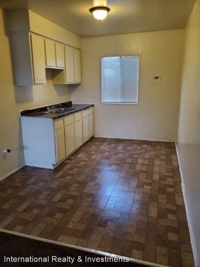 Building Photo - 323 W Century Blvd