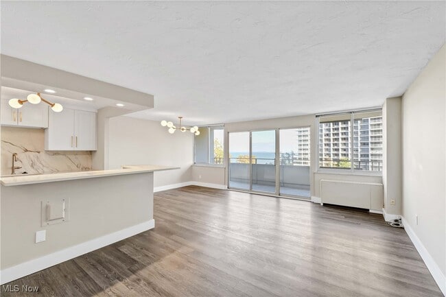 Foto del edificio - 12900 Lake Ave
