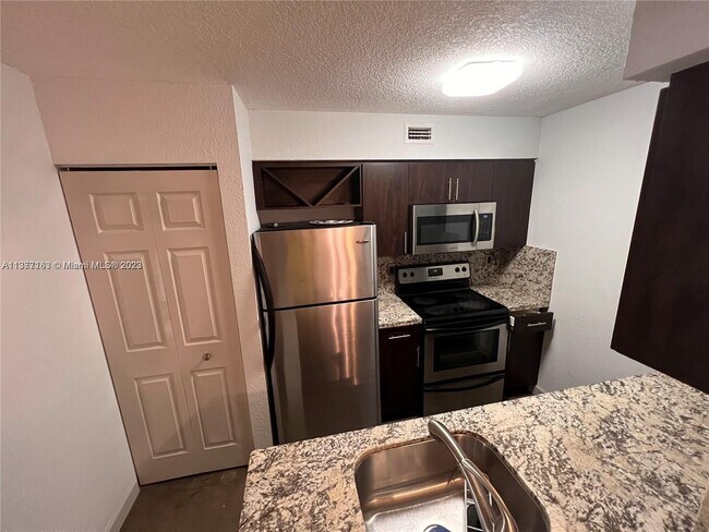 Foto del edificio - 2890 N Oakland Forest Dr