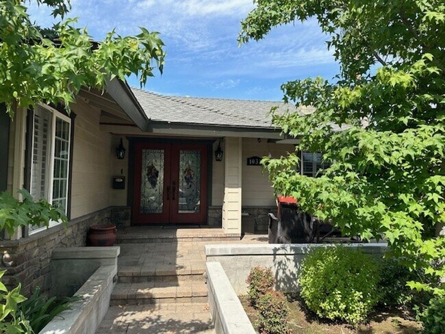 Building Photo - 4 Bedroom 2 Bath Pool Home!