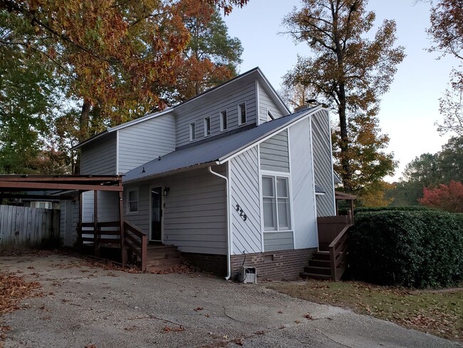 Building Photo - Beautiful contemporary home with high ceil...