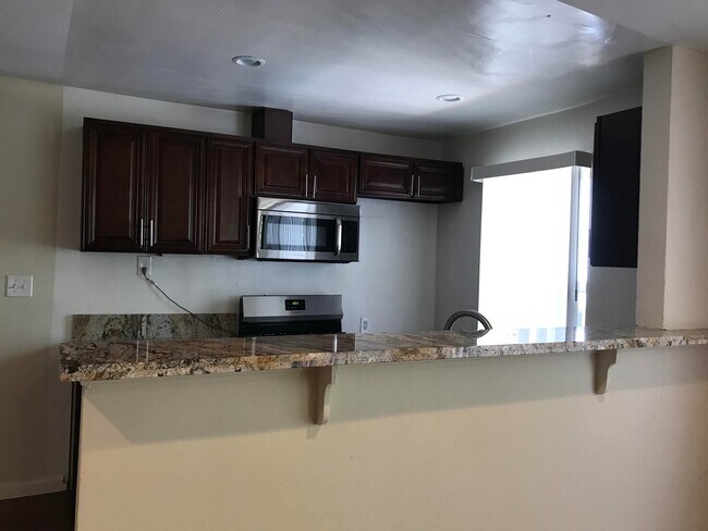 Foto del interior - Spacious Units available - Great Location! -- Hollywood