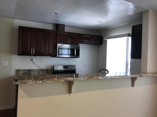 Interior Photo - Spacious Units available - Great Location! -- Hollywood