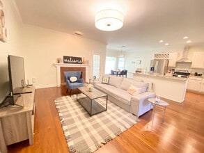 Building Photo - 2300 Evergreen Ln