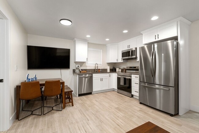 Foto del edificio - Beachside 3BR Home | Remodeled | AC | Garage Parking | Walk to Boardwalk