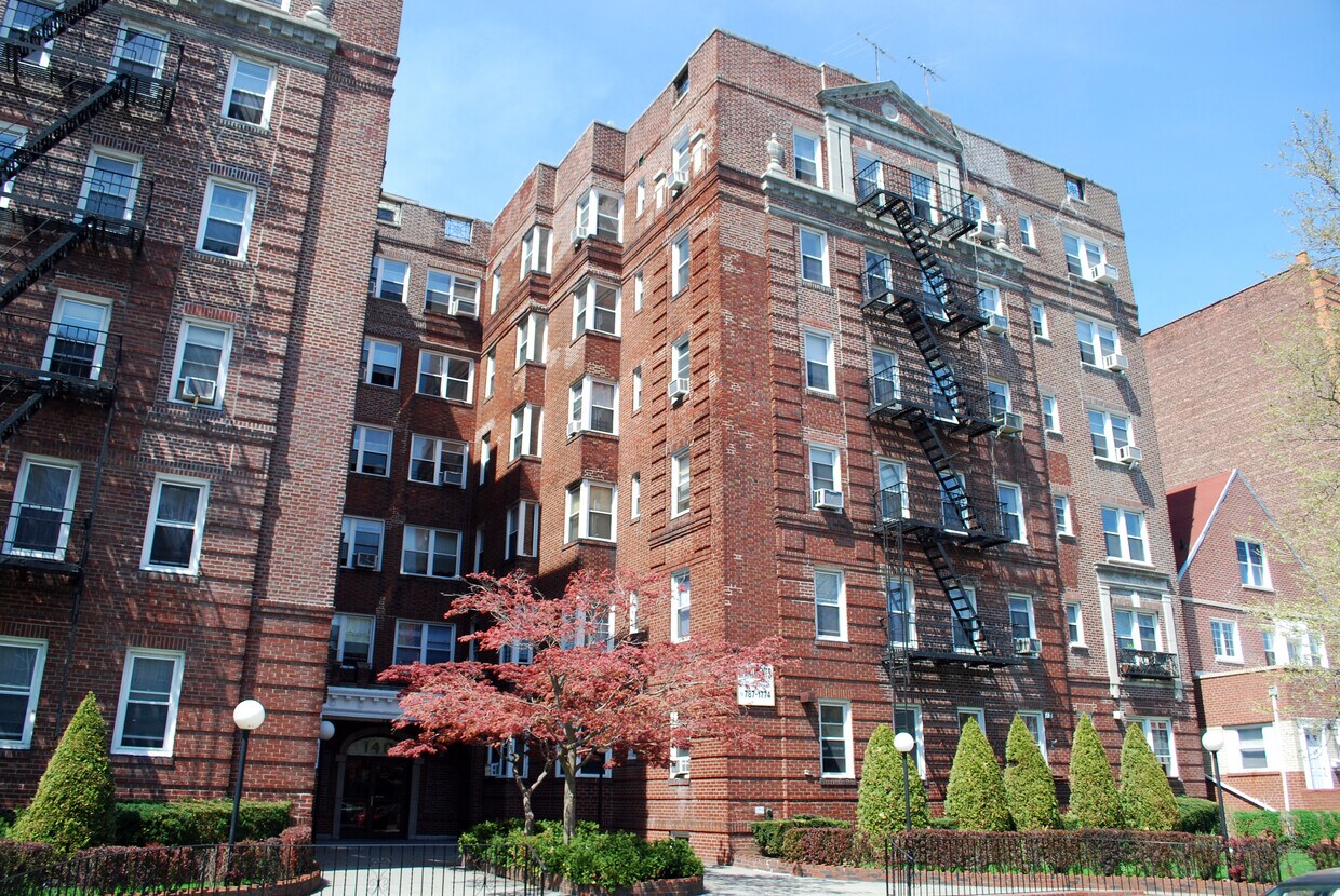 Vista desde el sureste a lo largo de Ocean Parkway - 140 Ocean Pky