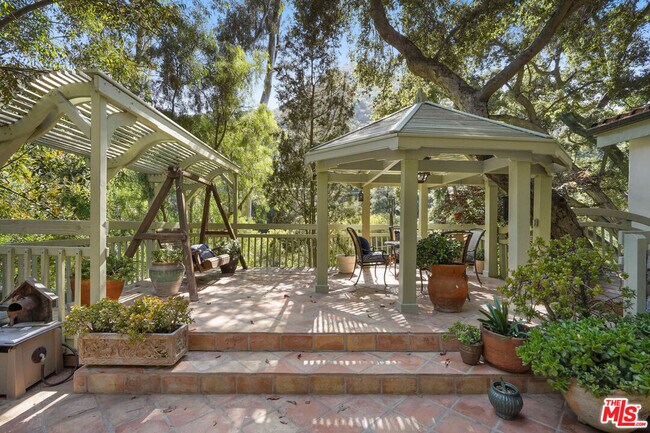 Building Photo - 964 Old Topanga Canyon Rd