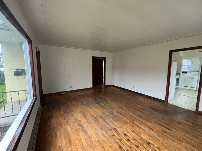 Building Photo - Cute 2 Bedroom House with Hardwood Floors!