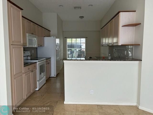 Foto del edificio - 3501 Sahara Springs Blvd