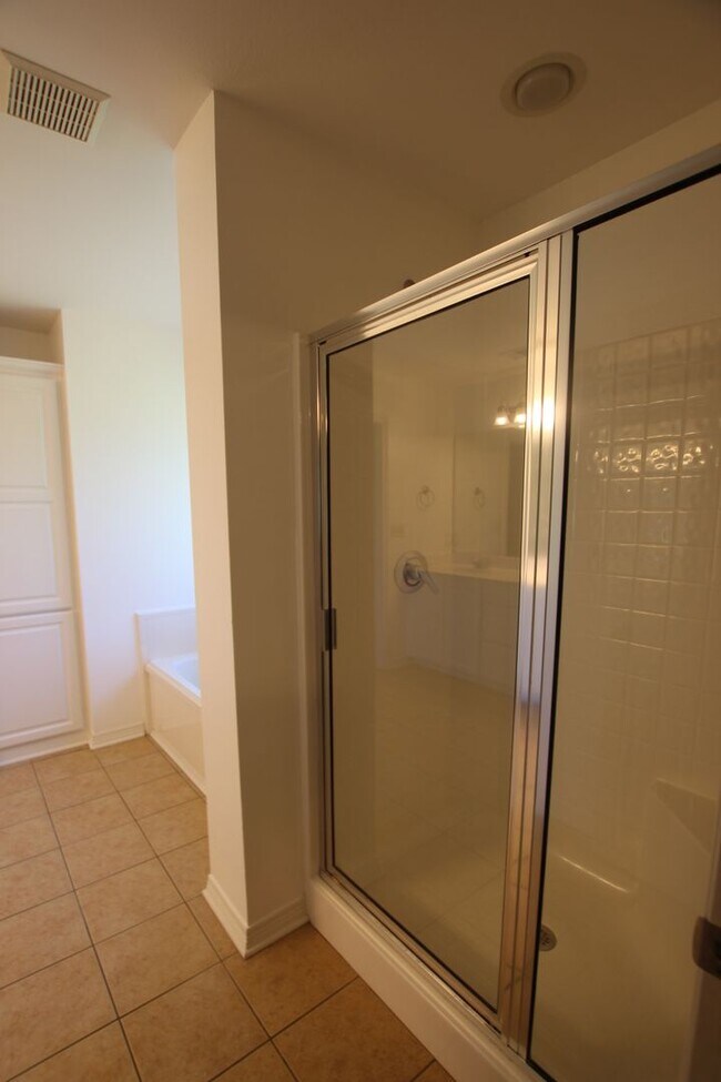 Building Photo - Coming soon! Large 4 bedroom rental in Tyler!