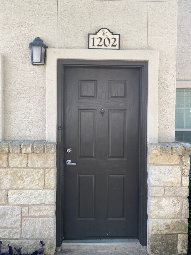 Building Photo - 1000 Diamond Dr