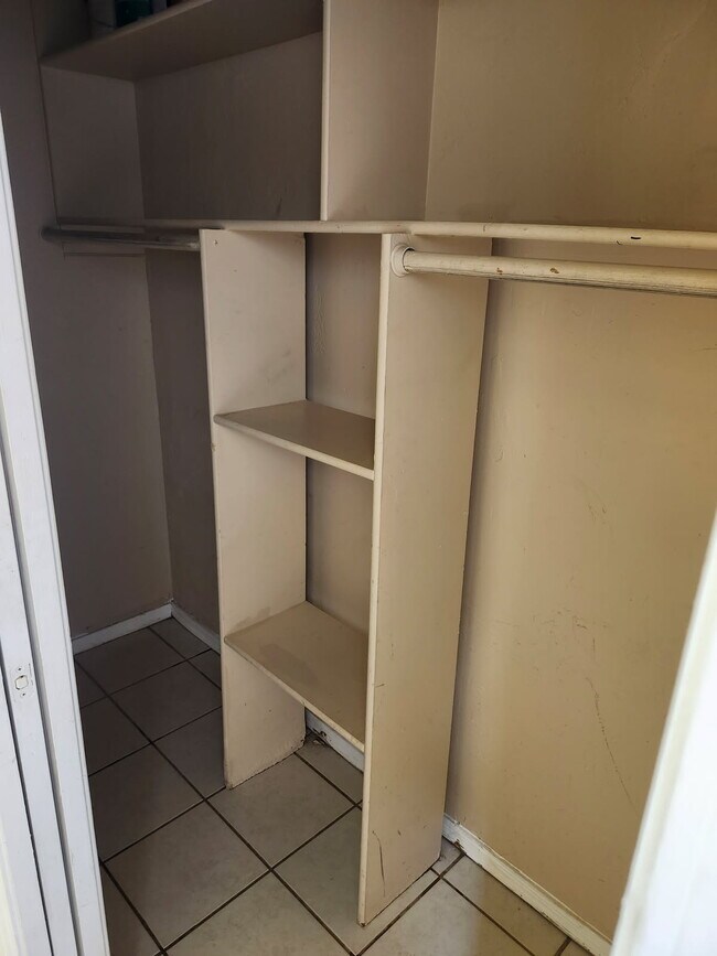 Foto del edificio - 831 E Hedrick Dr