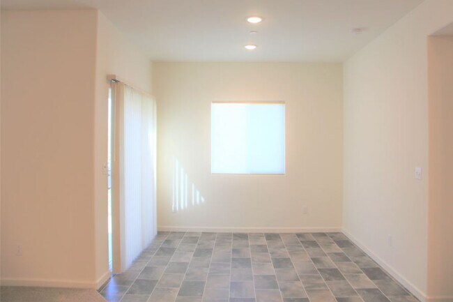 Foto del edificio - 4271 Freemark Ave