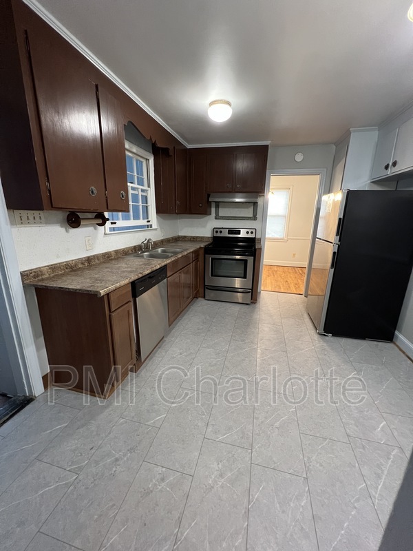 Building Photo - 7112 Whitside Ln