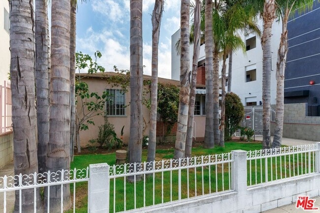 Foto del edificio - 4360 McLaughlin Ave