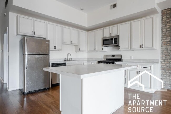 Building Photo - 3 bedroom in Chicago IL 60614