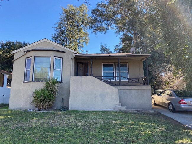 Front - 1858 Glen Ave