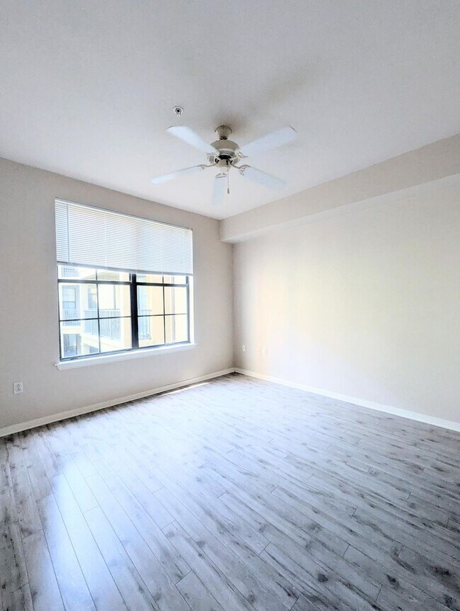Foto del edificio - Updated 1x1 Sunroom, updated kitchen, bath...