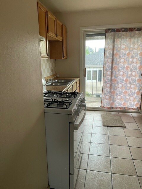 Kitchen - 515 Wimbleton Dr