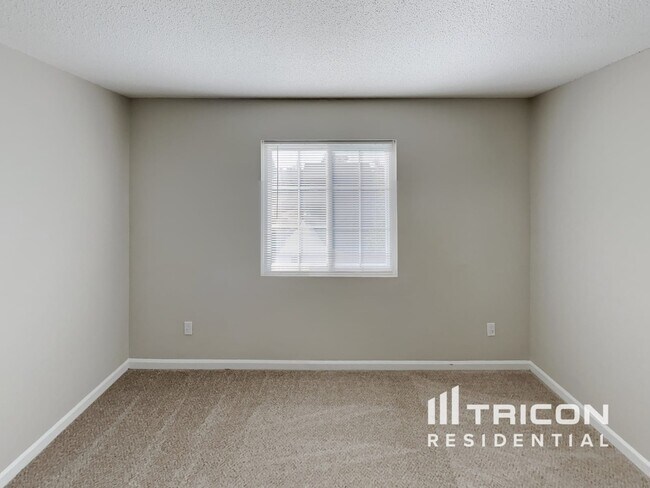 Foto del edificio - 5705 Waterpoint Dr