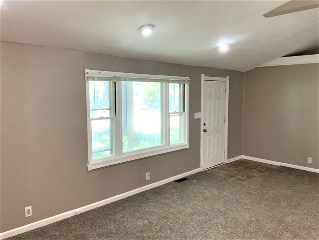 Building Photo - 3 Bed, 1 Bath, 2 Car Garage!!