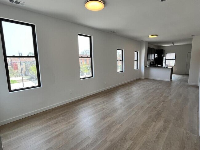 Building Photo - 1005 W 32nd St
