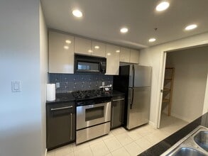 Building Photo - 1408 Strathmore Mews