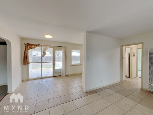 Building Photo - 215 Shady Rill