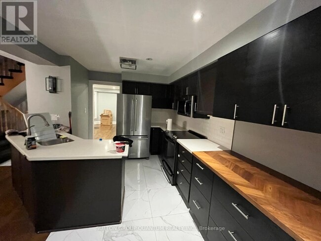 Building Photo - 135 Mowat Crescent