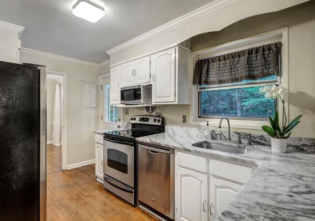 Foto del edificio - 2578 Ridgewood Terrace NW