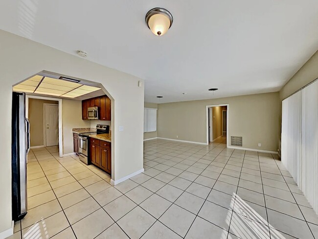 Foto del edificio - 2242 NE 62nd St