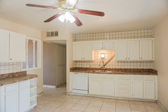 Building Photo - 6743 E Latham St