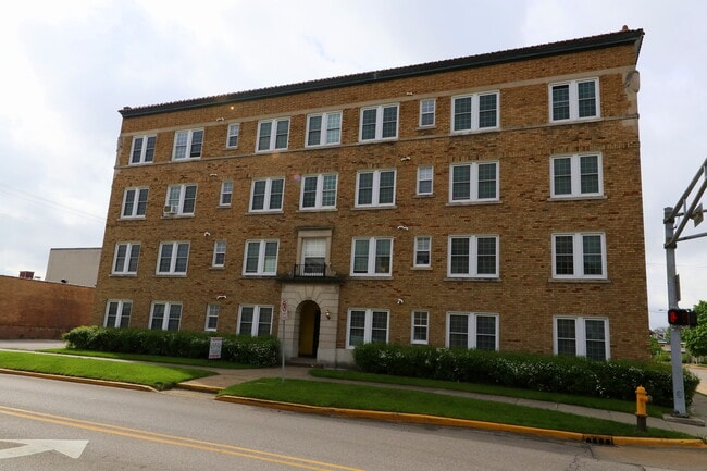 Apartment Complex - 229 W Jackson Blvd