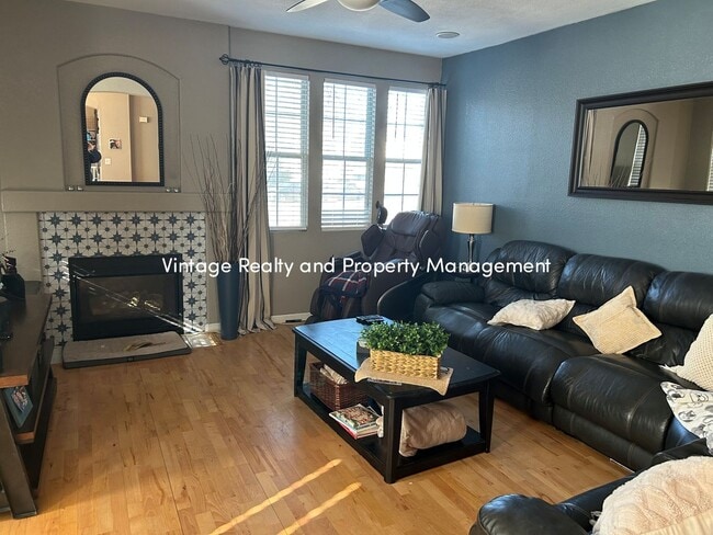 Foto del edificio - Charming Single-Story 3 Bedroom Home In South Natomas!!!