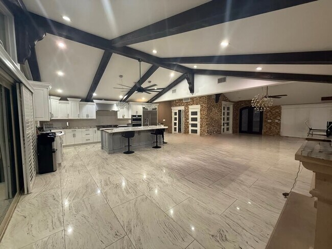 Building Photo - 8145 Valdina Dr