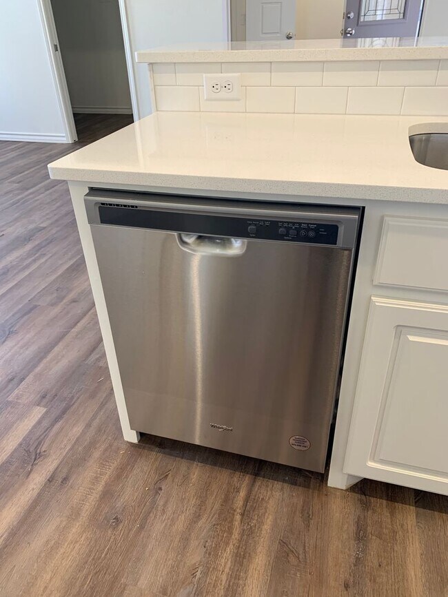 Foto del edificio - Beautiful brand new!! All the bells and wh...