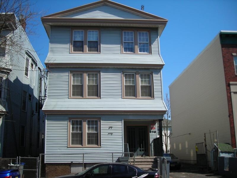 Primary Photo - 439-441 Hawthorne Ave