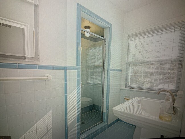 Building Photo - 526 Williams Rd