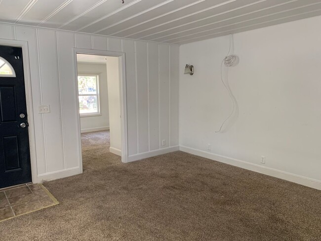 Building Photo - COMING SOON:  3 bedroom, 2 bathroom home l...