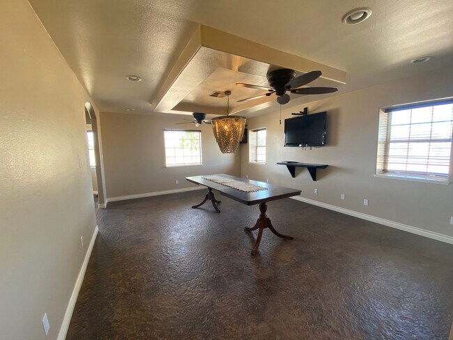 Foto del edificio - BEAUTIFUL 4BD/3BA HOME ON 2.53 ACRES!!!