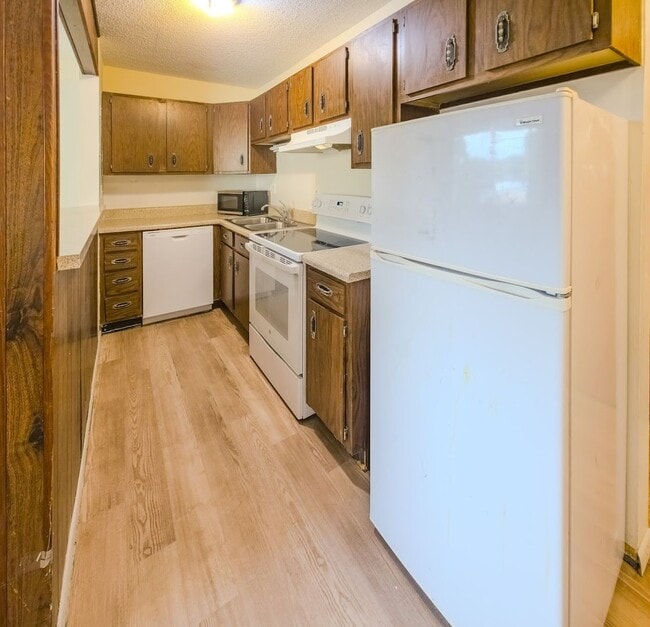 Building Photo - West Knoxville 37919 - 1 Bedroom Apartment in West Knoxville! Available Now! 1 Bedroom, 1 Bath. -...
