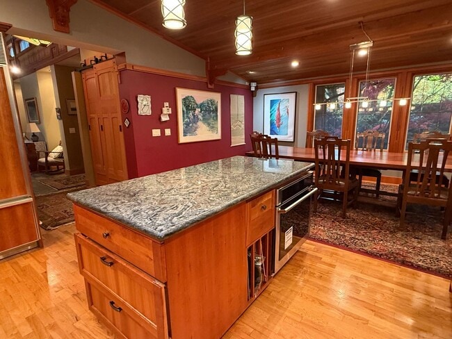 Building Photo - 10809 SE 17th St