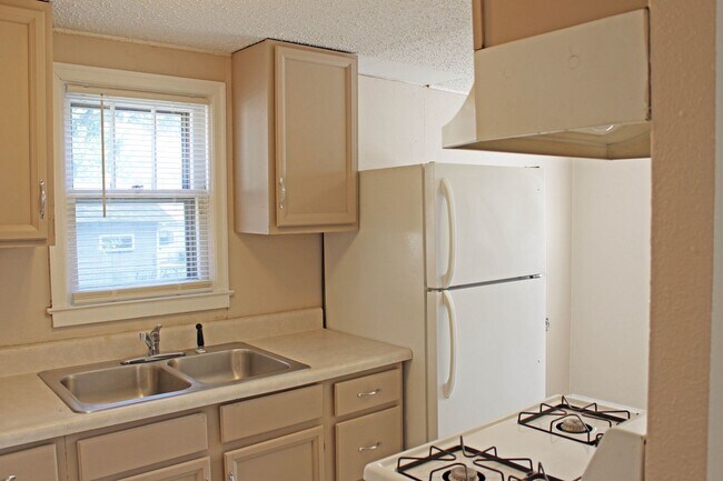 Building Photo - 1-Bedroom, 1-Bath House for Rent