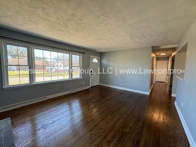 Building Photo - Beautifully Updated Ranch with Large Flat ...